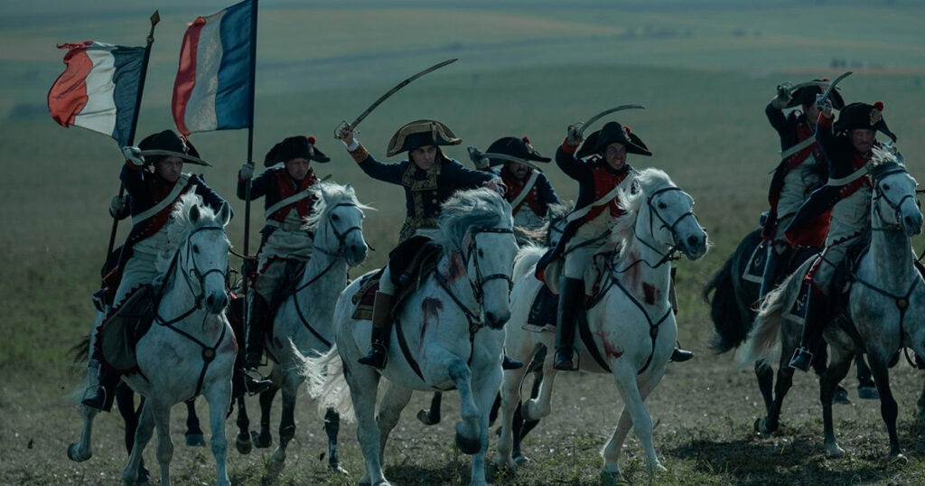 Cena do filme Napoleão. Napoleão e os soldados cavalgam em cavalos brancos em direção a batalha