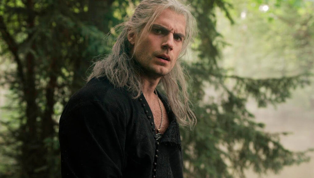 Henry Cavill como o bruxo Geralt de Rivia na floresta