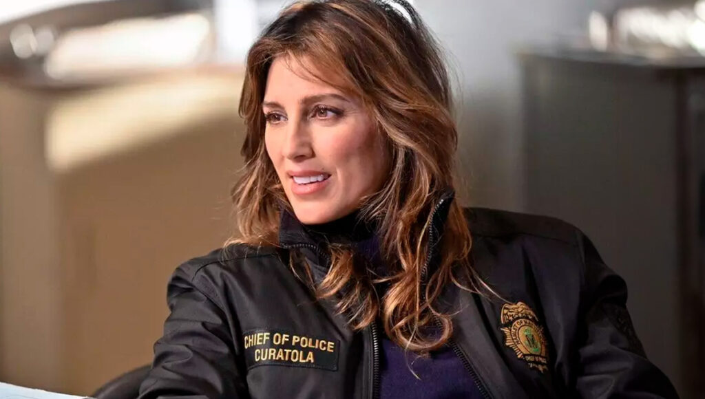 Jennifer Esposito em seu uniforme de chefe de polícia