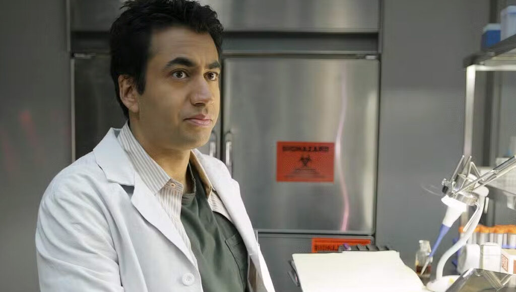 Kal Penn como o doutor Lawrence Kutner em um consultório