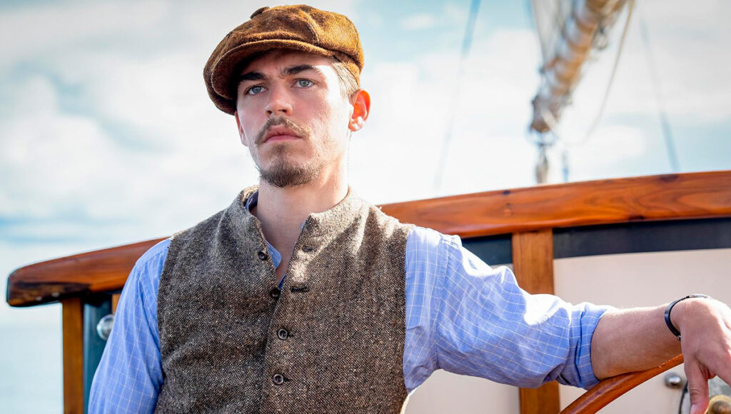 Hero Fiennes apoiado ao leme em Guerra sem Regras