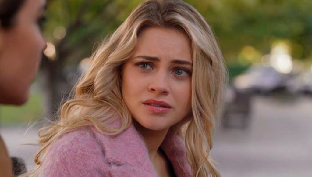 Josephine Langford como a protagonista Tessa Young com uma expressão séria em After