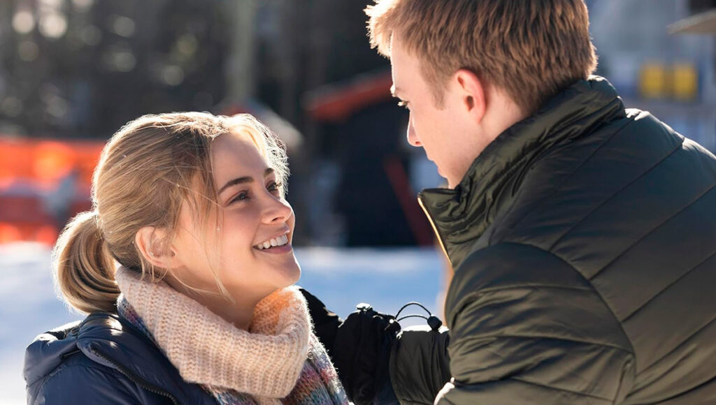 Josephine Langford e Drew Starkey em meio a neve em A Outra Zoey