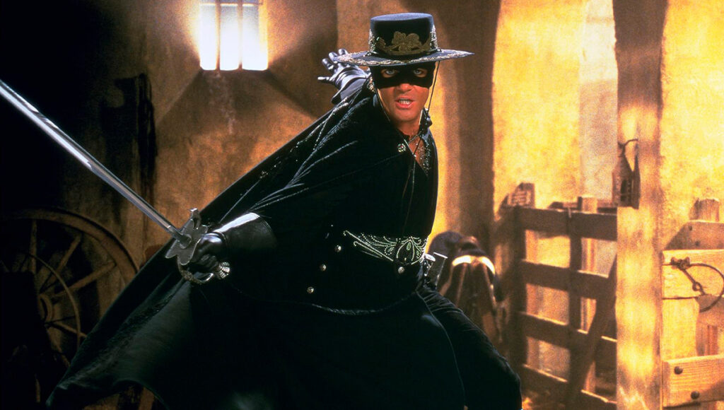 O ator Antonio Banderas como o herói mascarado Zorro em A Mascara do Zorro