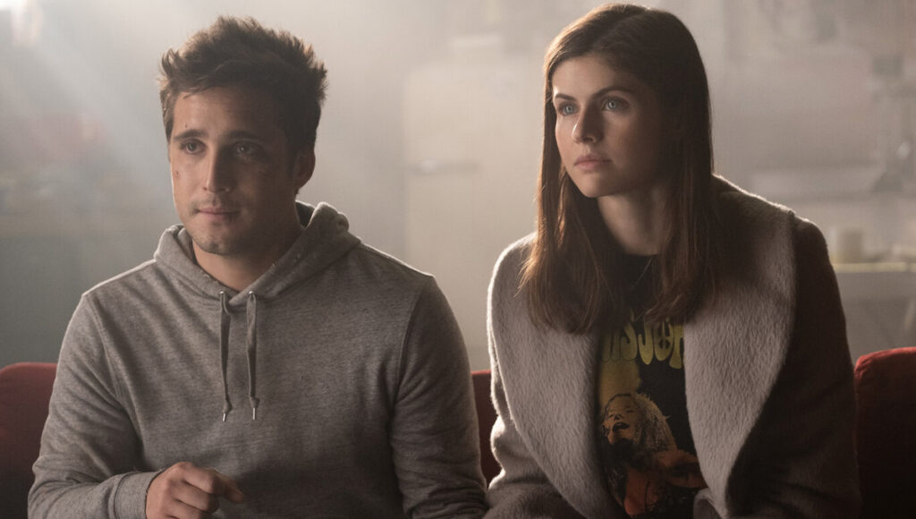 Os atores Diego Boneta e Alexandra Daddario em Entre Tiros e Beijos
