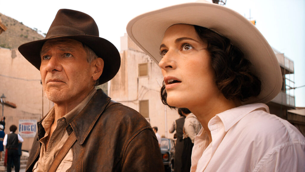 Os atores Harrison Ford e Phoebe Waller-Bridge com expressão de surpresa em Indiana Jones