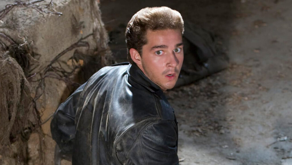 O ator Shia LaBeouf em Indiana Jones com um rosto assustado