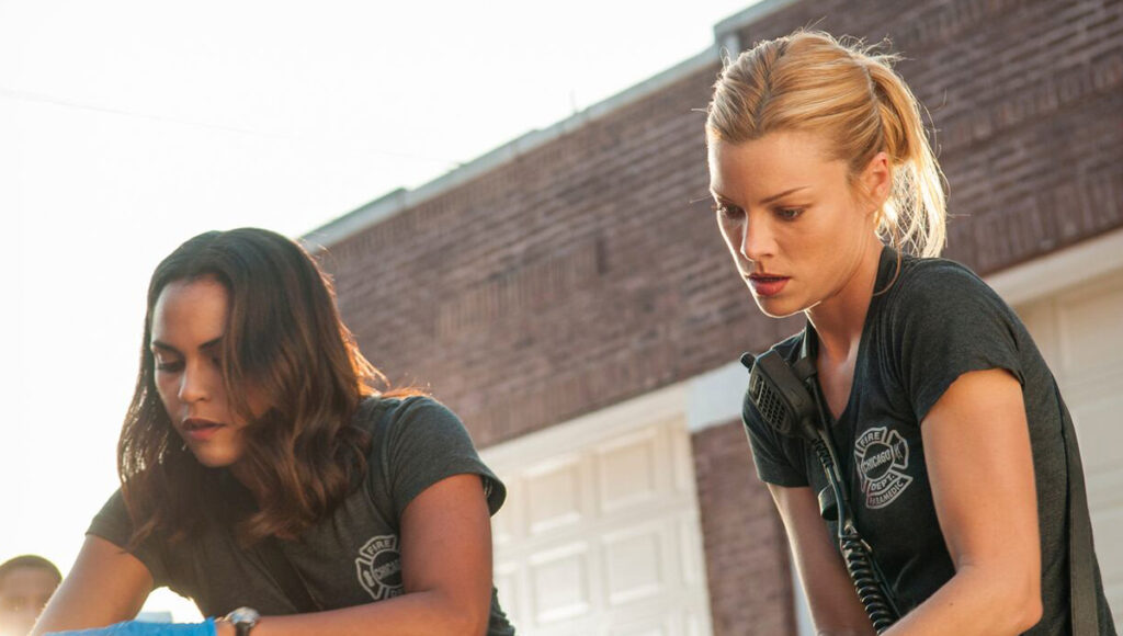 As atrizes Lauren German e Monica Raymund atuando como paramédicas em Chicago Fire