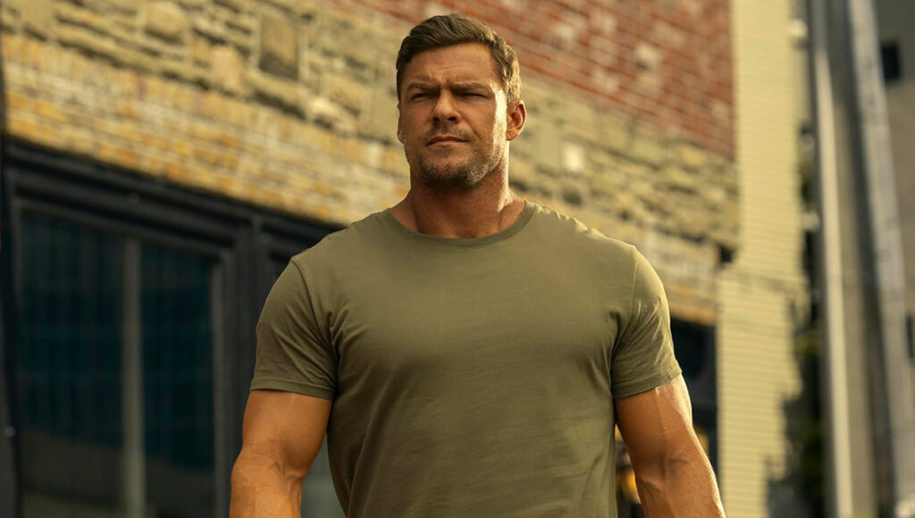 O ator Alan Ritchson caminhando como o protagonista Reacher
