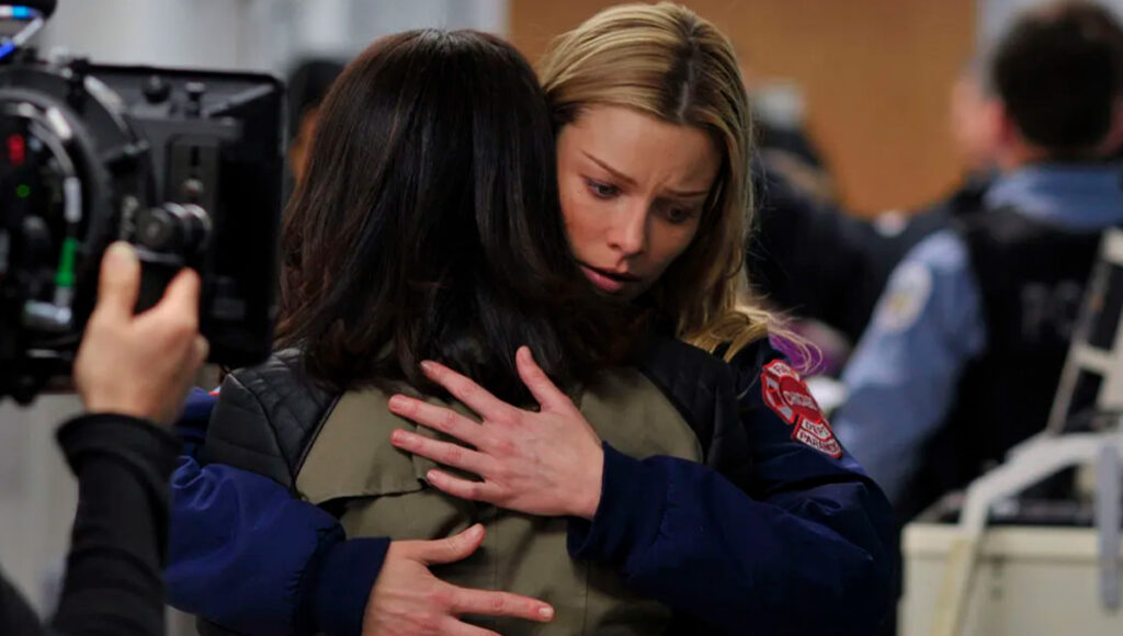 A atriz Lauren German com o uniforme de paramédica sendo abraçada
