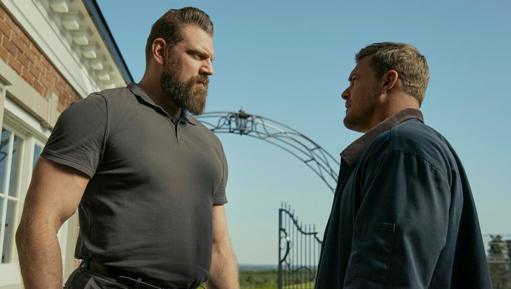 Os atores Alan Ritchson e Olivier Richters cara a cara em Reacher