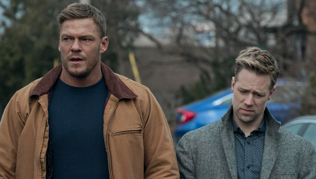 Os atores Alan Ritchson e Shaun Sipos em Reacher