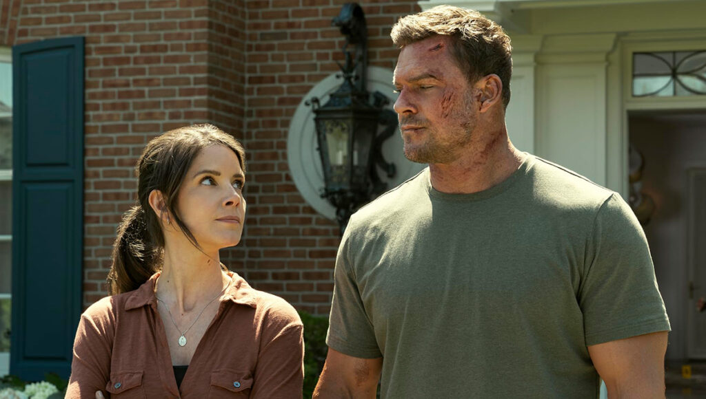 Os atores Alan Ritchson e Sonya Cassidy contracenando juntos em Reacher