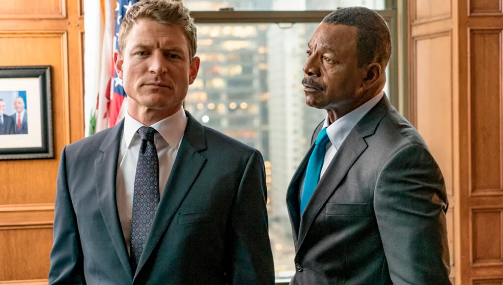 Os atores Philip Winchester e Carl Weathers em Chicago Justice