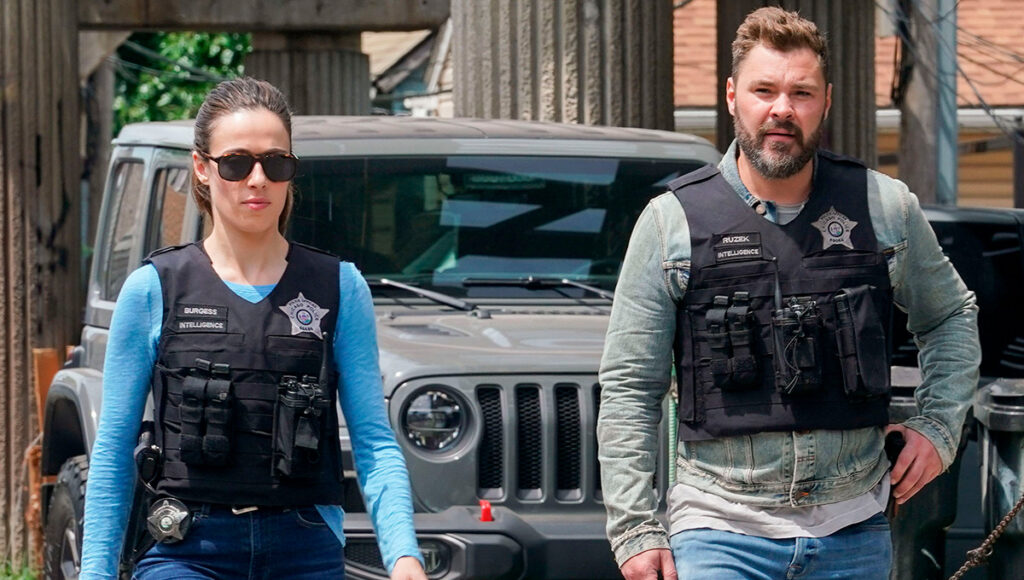 Os atores Marina Squerciati e Patrick John Flueger na série Chicago P.D.