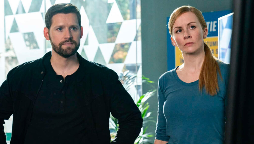 Os atores Luke Kleintank e Eva-Jane Willis na série de TV "FBI: Internacional"